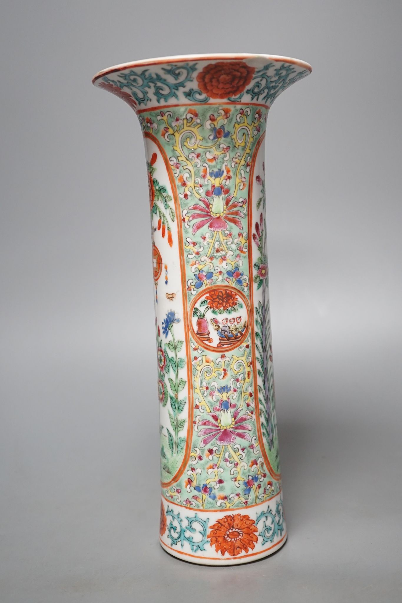 A Chinese famille rose vase cylindrical vase, early 20th century, 28cm